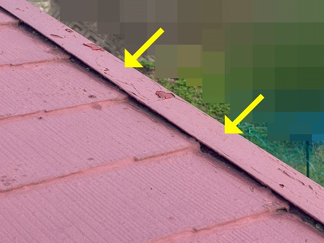 都留市でスレート屋根カバー工事の前に、ケラバ板金を撤去する様子