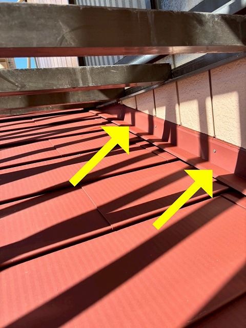 都留市で外壁と下屋根の継ぎ目に雨押え板金を設置する様子