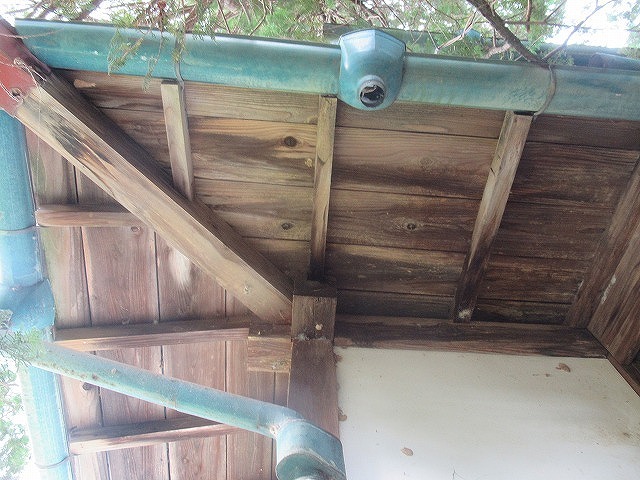 山梨市で木製（木部）の軒天が色あせている様子