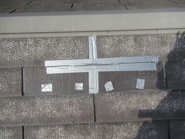 西八代郡市川三郷町で破損したコロニアル屋根に応急処置（防水テープ）をする様子