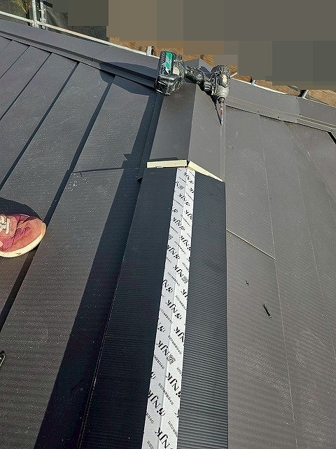 西八代郡市川三郷町で屋根葺き替え工事の際に棟板金（換気棟）を設置する様子