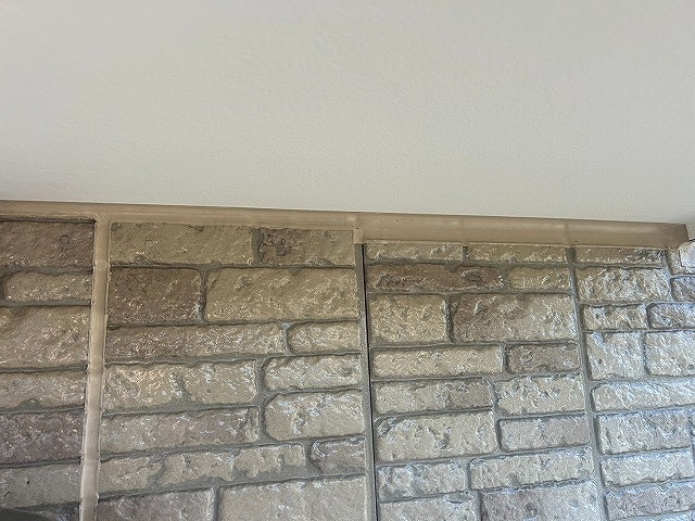 西八代郡市川三郷町で軒天と外壁材の継ぎ目のシーリング増し打ち工事