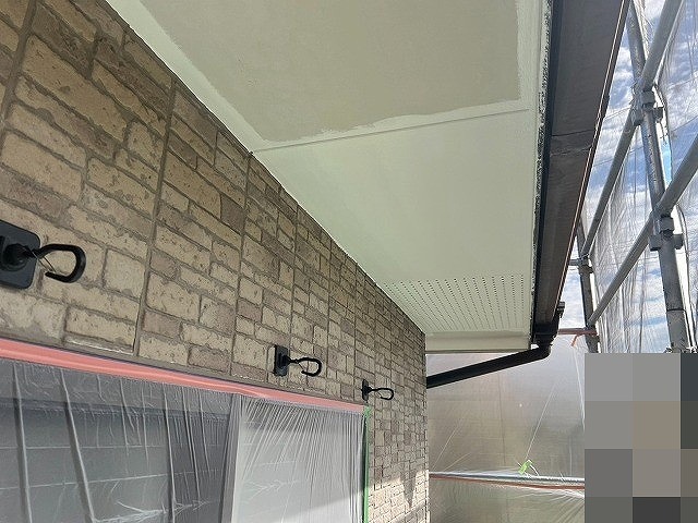 西八代郡市川三郷町でケンエースG-Ⅱを使用して軒天塗装する様子（ローラー・刷毛）