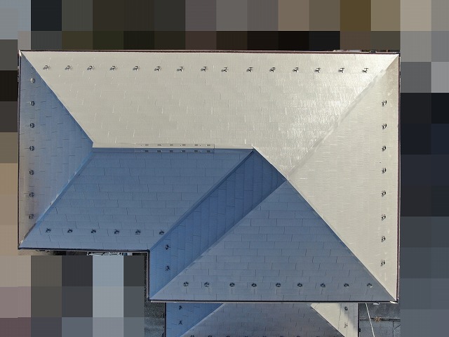 中巨摩郡昭和町でコロニアル屋根にファインパーフェクトベストを塗装する様子（ラジカル塗装）