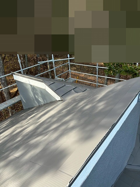 南都留郡鳴沢村でアスファルトシングル屋根から横葺きSGL（ニクスカラープロ）にカバー工法を行う様子