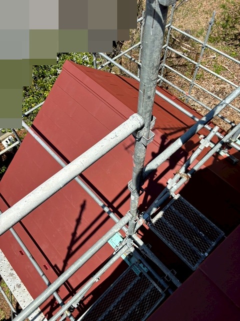 北杜市で下屋根・庇をSGL鋼板にカバー工法する様子