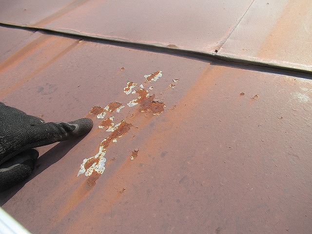 甲府市で下屋根（トタン屋根）に錆が発生している様子