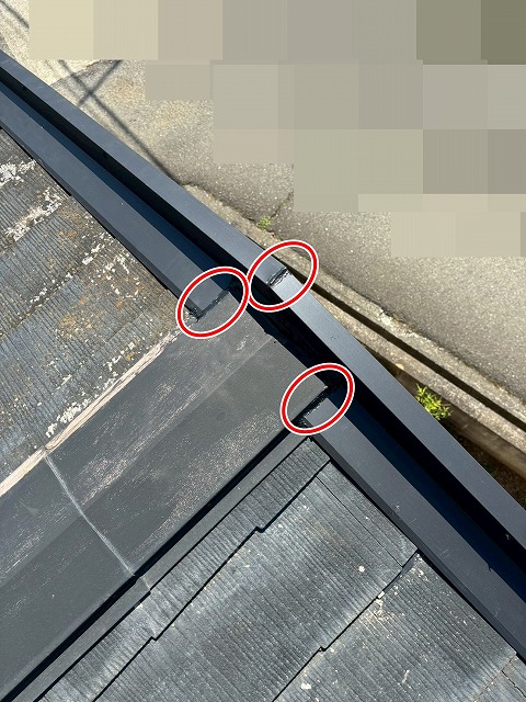 北杜市でケラバに板金カバーをする様子（継ぎ目はシーリング処理）