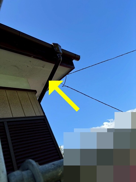 都留市で屋根カバー工法の際に雨樋（軒樋・竪樋）交換を行う様子