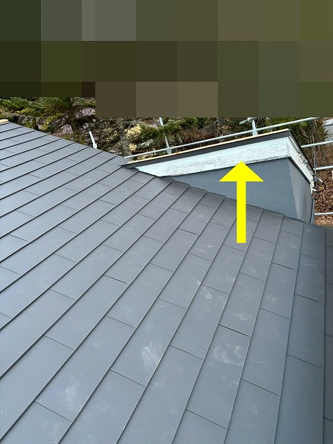 南都留郡鳴沢村で破風板カバー工事（板金巻き）を行う様子（ガルバリウム鋼板使用）