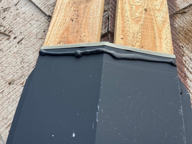 南アルプス市で板金の継ぎ目にシーリング処理する様子