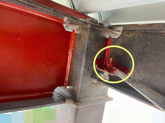 富士吉田市でカーポートの支柱に下塗り（錆止め）を行う様子