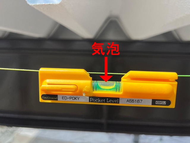 富士吉田市で水糸を張って吊り金具の位置を決める様子（水平器）