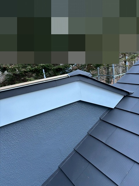 南都留郡鳴沢村で破風板カバー工事（板金巻き）を行う様子（ガルバリウム鋼板使用）