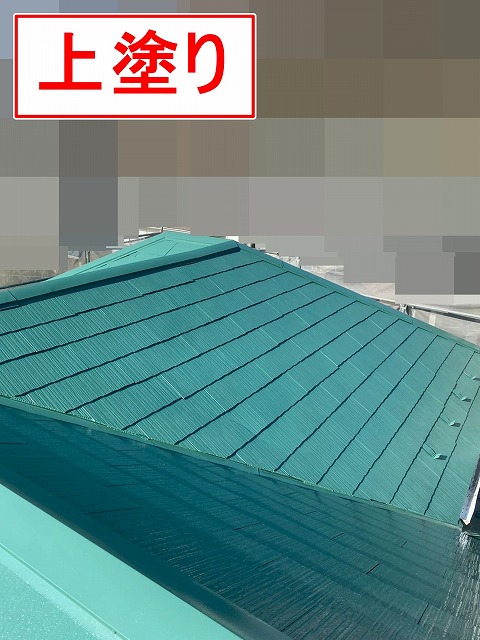 甲府市でスレート屋根にファインパーフェクトベストを塗装する様子（上塗り）