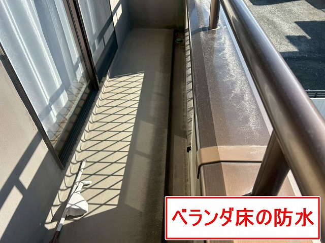 南アルプス市でベランダ床の防水（ドレン・排水口）の経年劣化を調査する様子