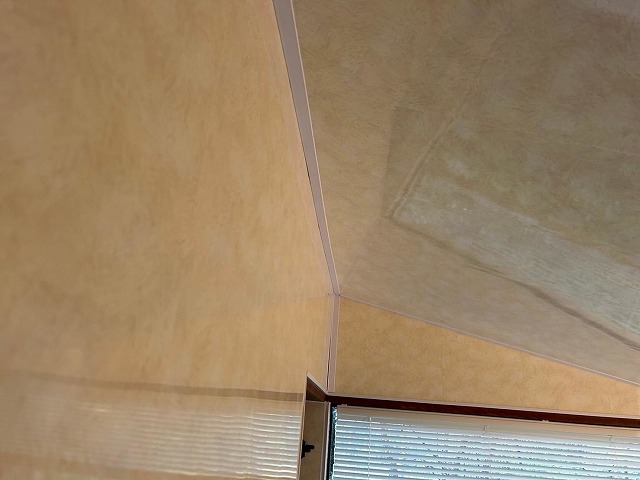 八ヶ岳高原海の口自然郷の別荘で壁をデザインパネルに交換した浴室