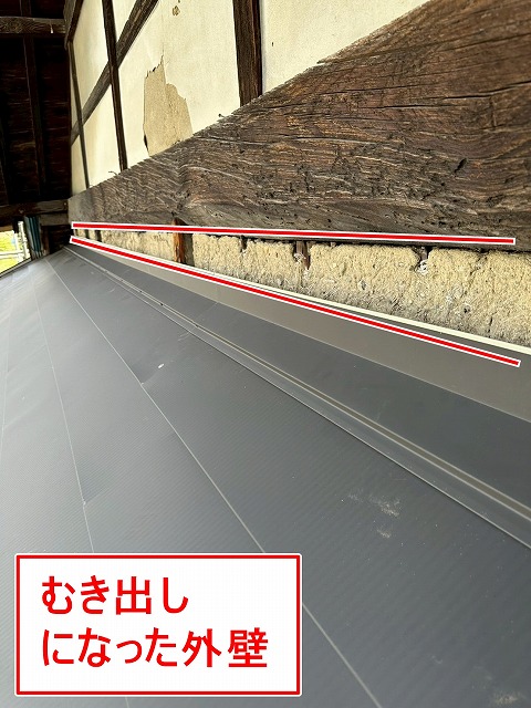 南アルプス市で下屋根の葺き替え工事の際に、外壁の板金カバーを行う様子