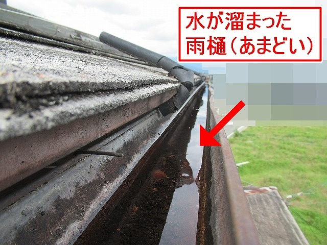 南アルプス市で雪の重みで歪み、雨水のたまる雨樋