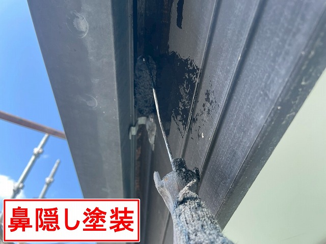甲府市で破風・鼻隠しに無機塗料（グランセラシリーズ）で塗装する様子