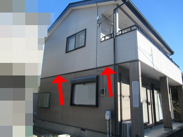甲府市で幕板に高圧洗浄・ケレン・下塗り・無機塗装を行う様子