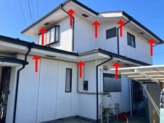 笛吹市で黒ずみ・ひび割れのある軒天井に洗浄・補修・塗装（ケンエース）を行う様子