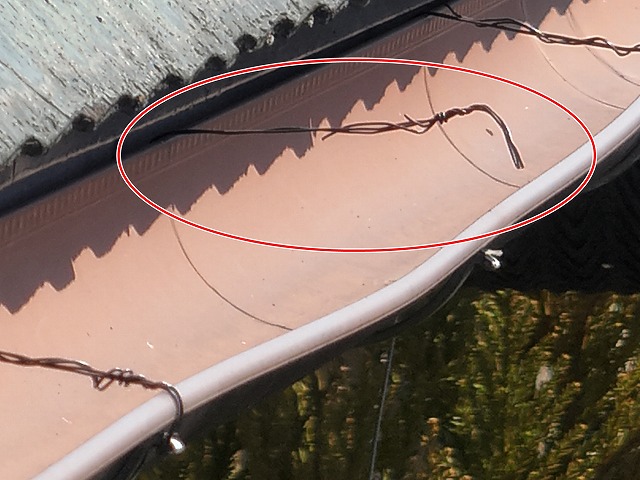 針金が外れた雨樋