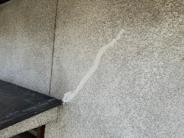 南アルプス市でクラックにシーリング（コーキング）補修を行ったモルタル外壁