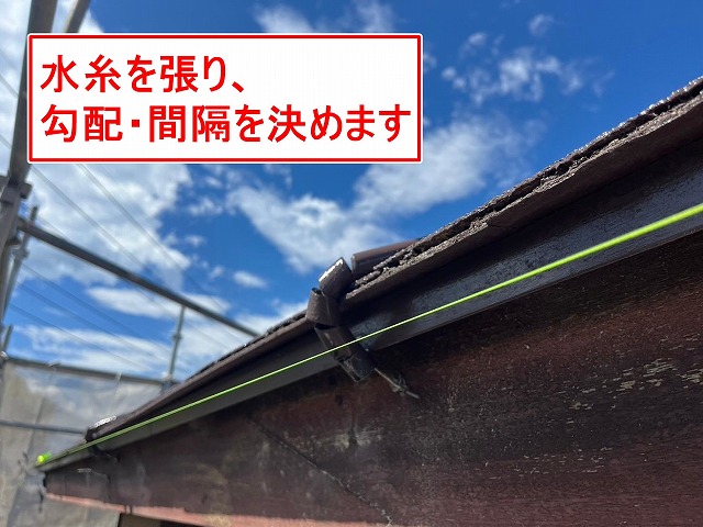 南アルプス市で水糸を張り勾配・間隔を決める様子