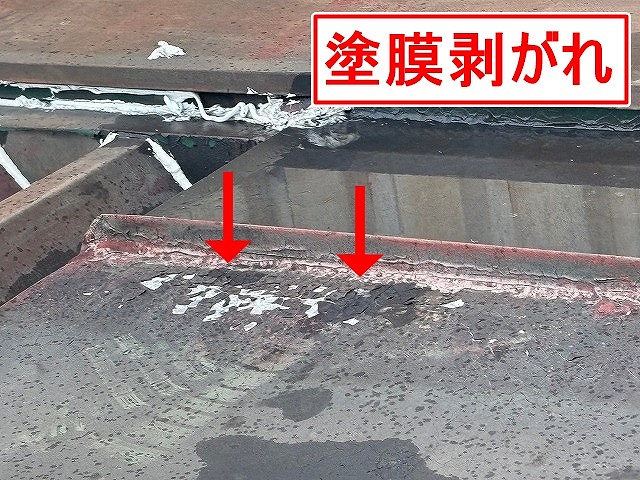 南部町で塗膜剥がれのある工場（倉庫）の金属波板屋根（折板屋根）