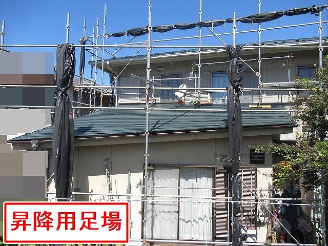 甲府市で昇降用足場で屋根塗装を行う様子