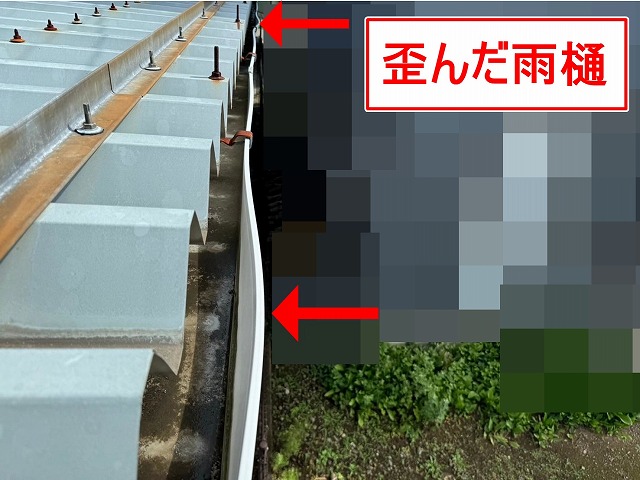 富士吉田市で折板屋根に設置された雨樋が歪んでいる様子