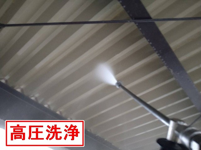 富士吉田市でカーポート折板屋根の裏側に高圧洗浄を行う様子