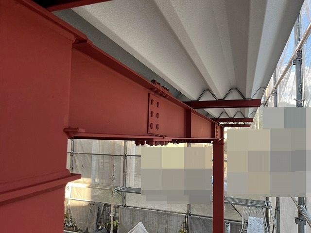 富士吉田市でカーポートの支柱に下塗り（錆止め）を行う様子