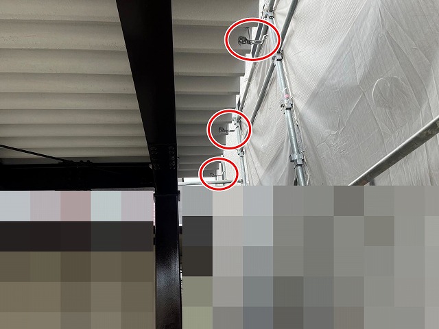 富士吉田市で雨樋の吊り金具を設置する様子