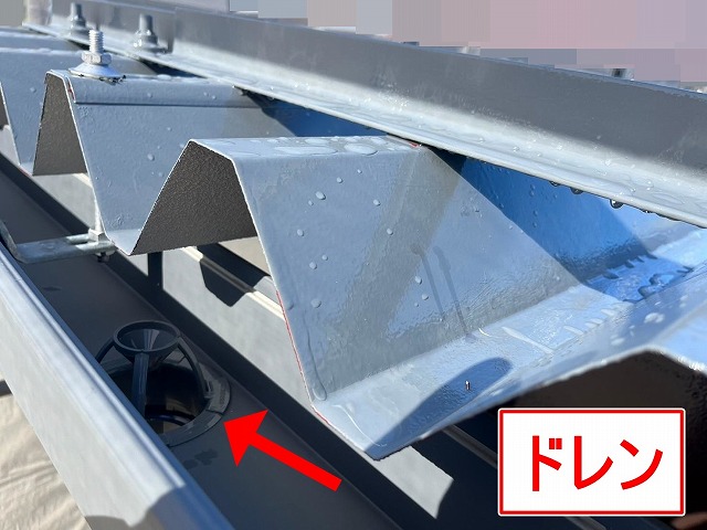 富士吉田市で軒樋の排水穴にドレンを設置する様子