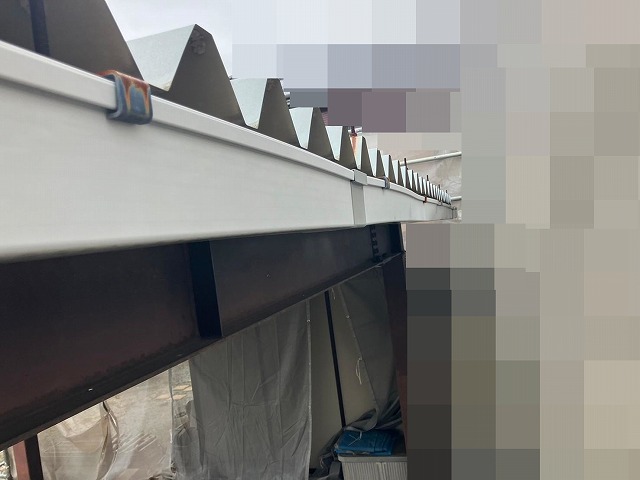 富士吉田市でカーポート折板屋根の雨樋交換ビフォーアフター