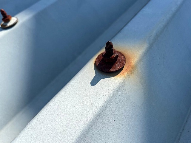 富士吉田市で折板屋根・ボルトの研磨（ケレン作業・目粗し）のビフォーアフター