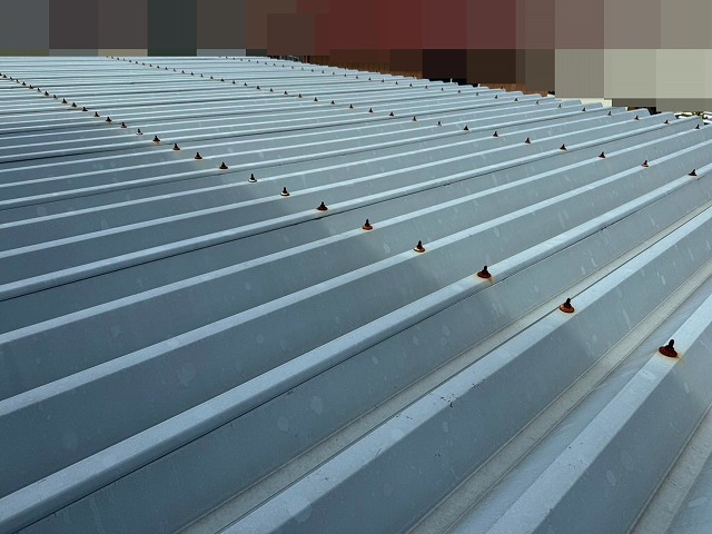 富士吉田市でカーポート折板屋根の塗装ビフォーアフター