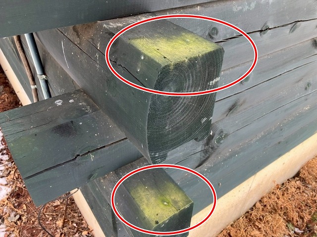 北杜市でログハウスの外装（木部）の塗膜が褪せて変色する様子