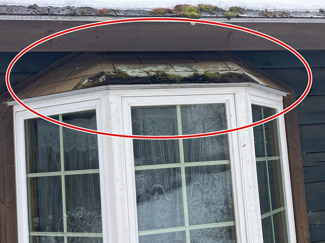 北杜市で現地調査時の出窓上部