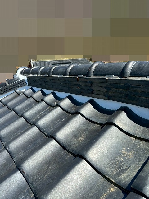 甲府市で瓦の積み直しとラバーロック工法・漆喰詰め直しを行った瓦屋根