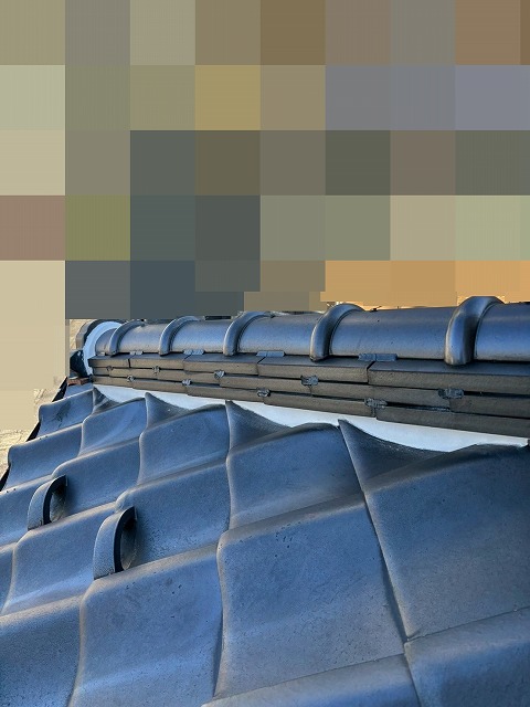 甲府市で瓦屋根（下屋根）の漆喰詰め直し工事を行う様子