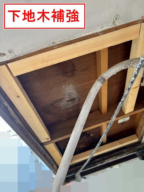 北杜市で穴の開いた軒天の張替工事ビフォーアフター