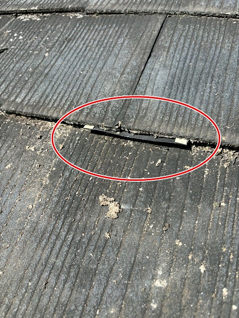 北杜市でスレート屋根にタスペーサーで縁切りし、雨漏りを予防する様子