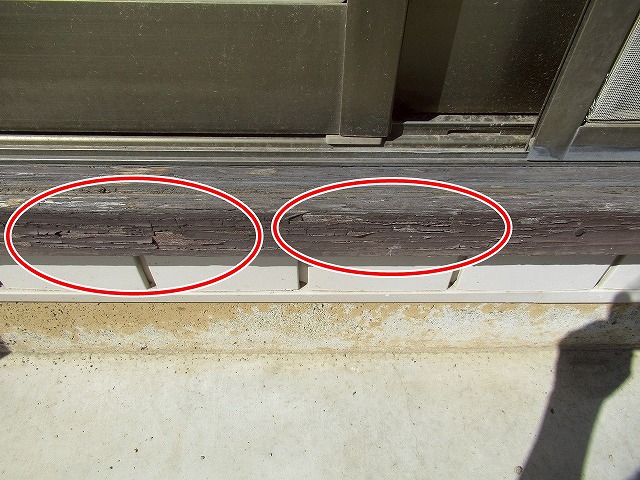 大月市で木部に塗膜剥がれ・ささくれ（毛羽立ち）が起こっている様子