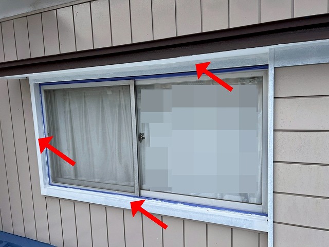 大月市で木材（木部）の付帯部で養生・下塗りを行う様子