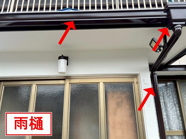 大月市で木部塗装の際に、その他付帯部も同時に塗装する様子（雨樋・軒樋・集水桝・竪樋）
