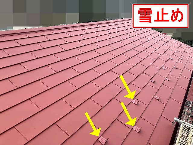 都留市でスレート屋根から断熱材入りSGL鋼板にカバー工法を行う際に雪止めを設置する様子