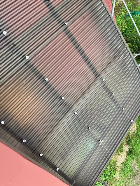 都留市でベランダ（バルコニー）の屋根にポリカ波板が使用されている様子